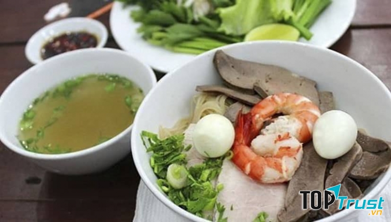 Tô hủ tiếu nước nghi ngút khói với thịt bằm, thịt thái mỏng cùng tim, gan thơm lừng mùi tỏi phi có lẽ là cách thưởng thức phổ biến nhất