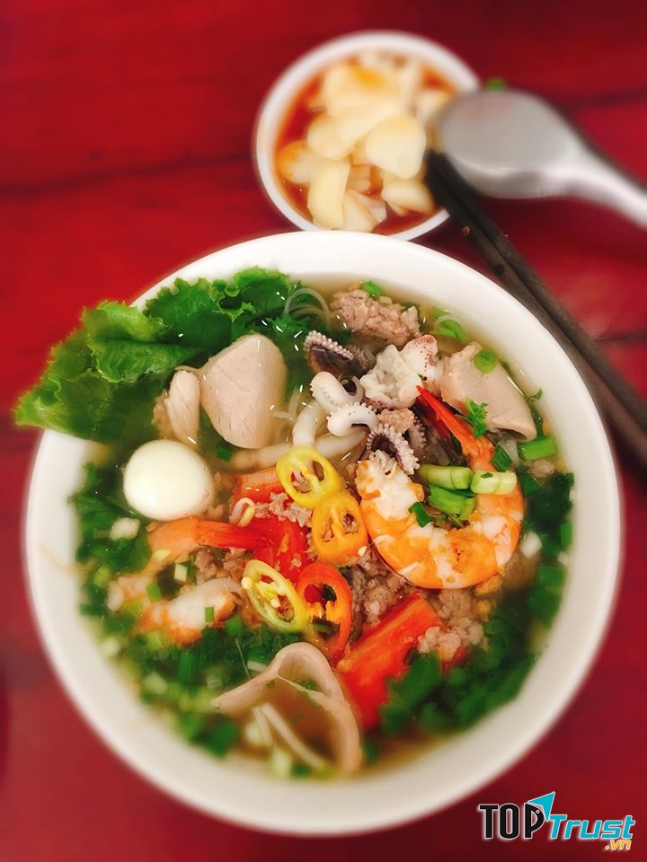 Quán Hủ tiếu Nam Vang Ngọc Trinh được khách hàng đánh giá cao là hủ tiếu nam vang, bò bít tết mới bên cạnh đó quán còn có menu đa dạng với: bún gỏi dà, xương ống lớn...