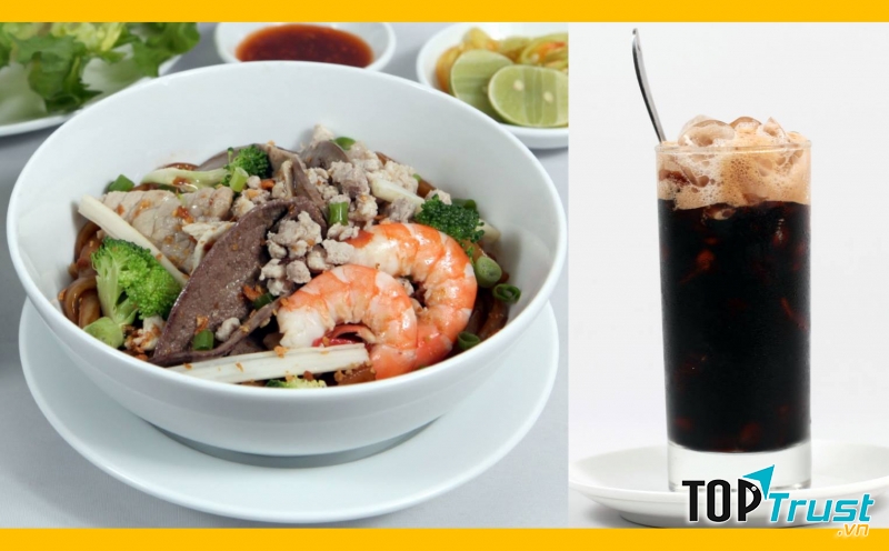 Một tô hũ tiếu với một ly cà phê cho bữa sáng trọn vị