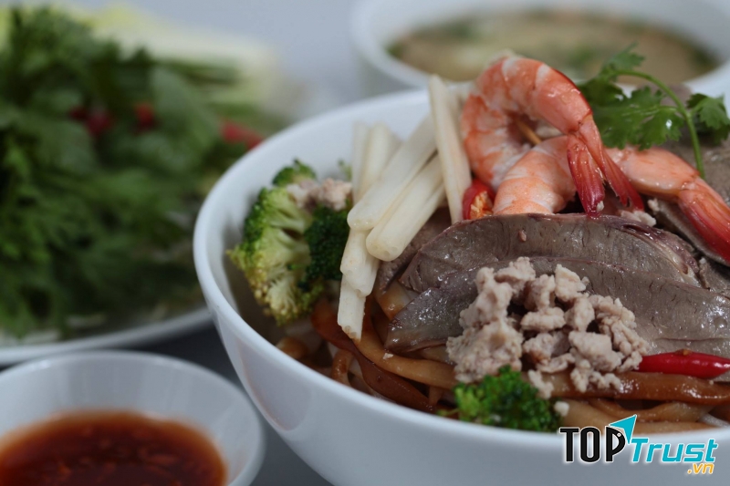 Sợi hủ tiếu của quán dai ngon và đậm đà.