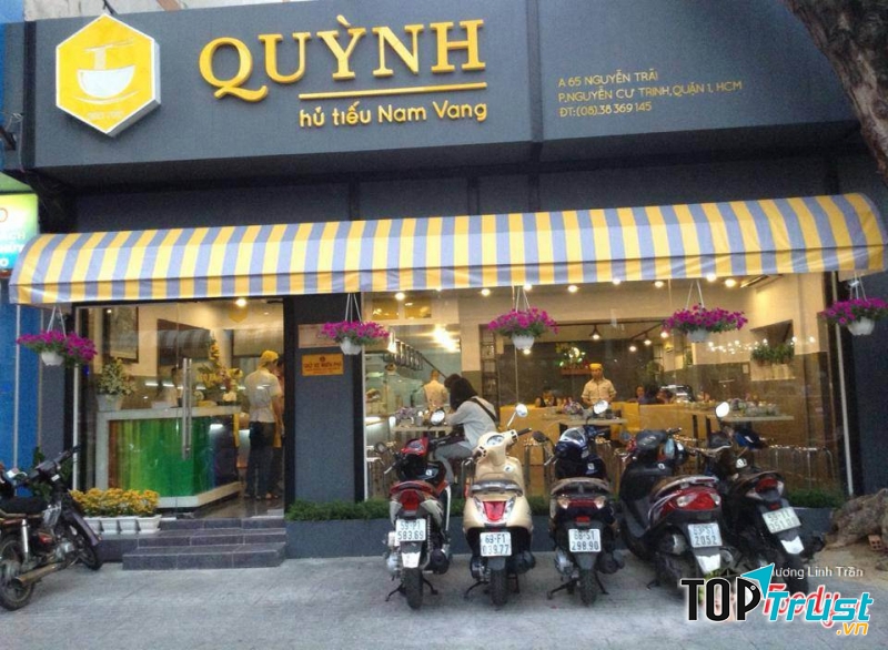 Không gian quán thoáng đãng, sạch sẽ, độc đáo.