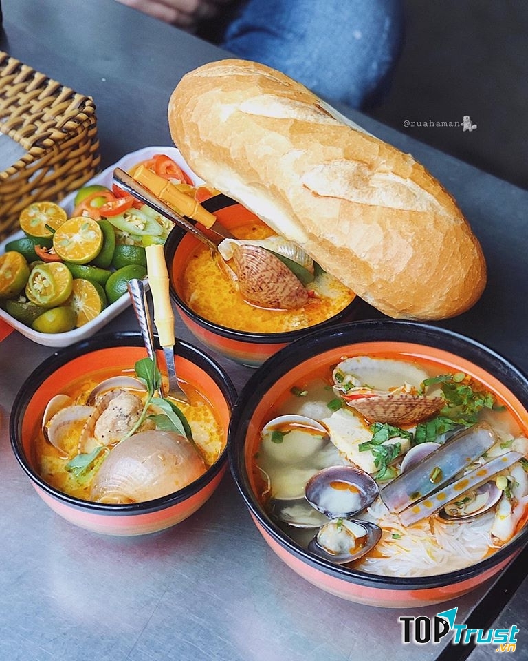 Tô hủ tiếu nóng hổi với đa dạng các loại ốc