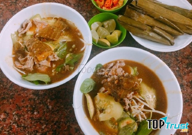 Nước dùng đậm đà, cay và thơm nồng mùi hương đặc trưng của sa tế, nước dùng lại có vị béo, bùi từ đậu phộng rang xay