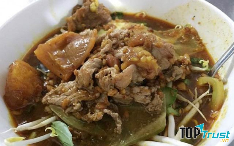 Nước dùng sa tế rất thơm và quyến rũ, dung hòa cùng thịt nên không quá cay nồng