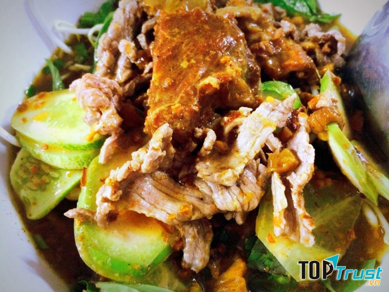 Một tô hủ tiếu sa tế tại quán thu hút ánh nhìn ngay từ ban đầu vì màu sắc đỏ cam của nước dùng, vừa nhìn đã thấy bụng kêu đói