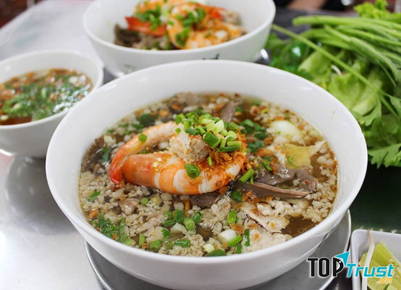 Quán Thành Đạt được đánh giá cao về chất lượng món ăn, từ nước lèo đên phần sợi và cả topping