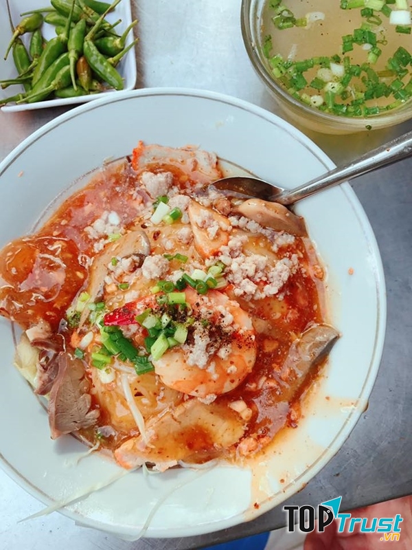 Quán có đa dạng lựa chọn, nào là hủ tiếu tôm cua, hủ tiếu thịt bằm, hủ tiếu khô, món nào cũng hấp dẫn. ﻿