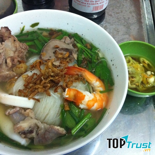 Tô hủ tiếu chưa mang đến bàn đã lan tỏa hương thơm quyến rũ, tô không quá to nhưng thức ăn vô cùng đầy đặn