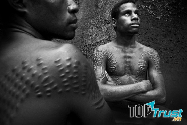 Hủ tục nghi lễ trưởng thành ở Papua New Guinea