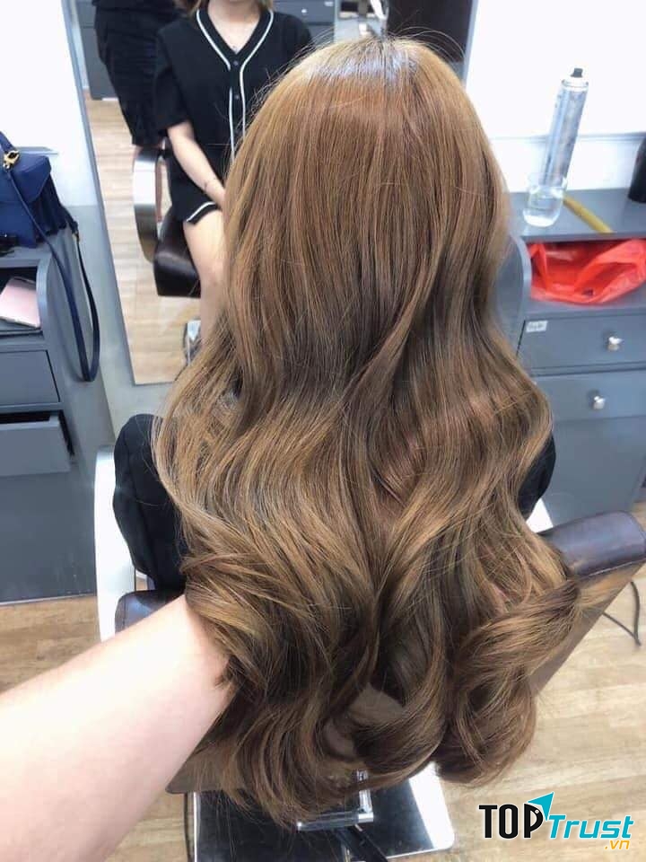 Đến với Hứa Hair Salon mọi nhu cầu về nhuộm tóc của bạn sẽ được phục vụ một cách tốt nhất, bảng màu nhuộm phong phú, hóa chất nhuộm cao cấp, đảm bảo an toàn và lên màu chuẩn nhất