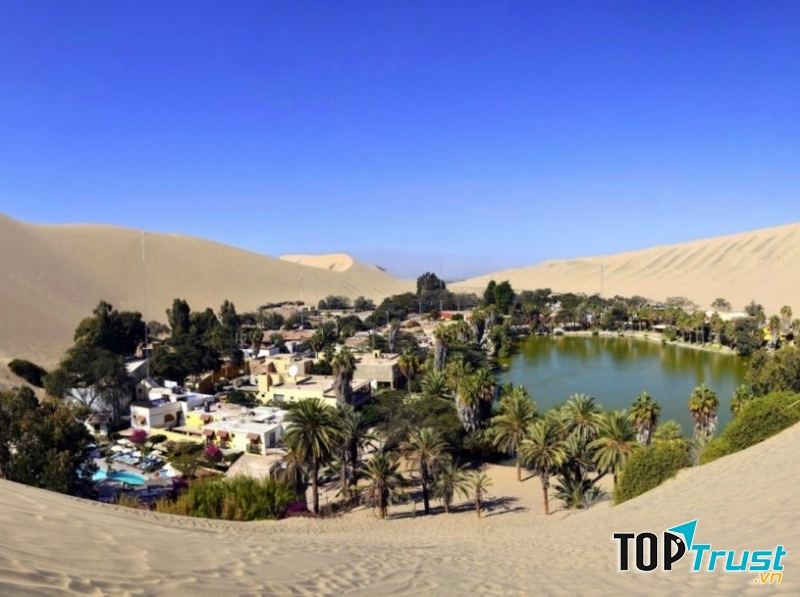 Huacachina ở sa mạc Peruvian