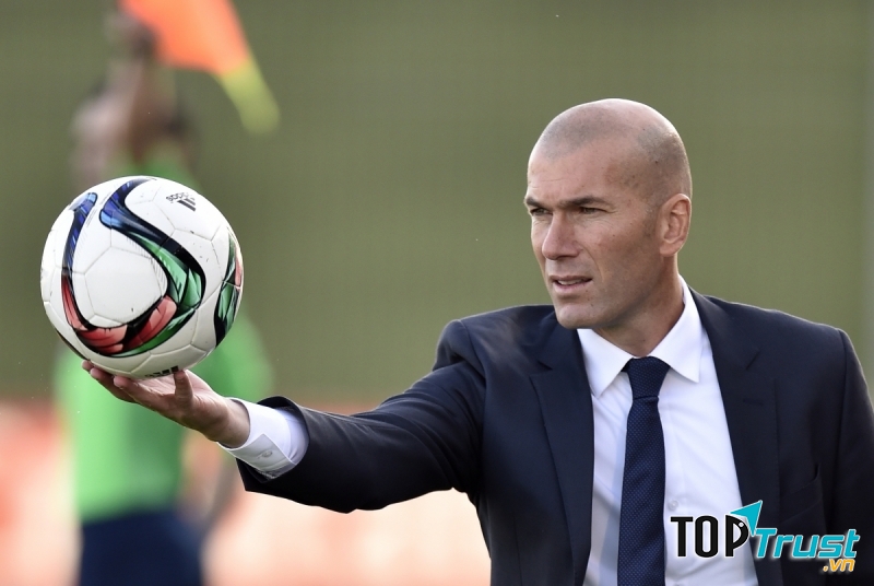Zinedine Zidane (8 triệu bảng/ năm)