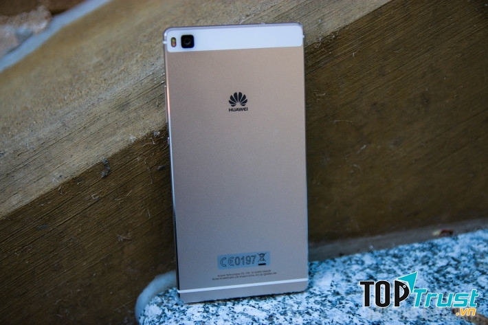 Nhìn trực diện ta cũng có thể thấy được độ mỏng của Huawei P8