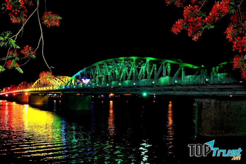 Thành phố Huế về đêm