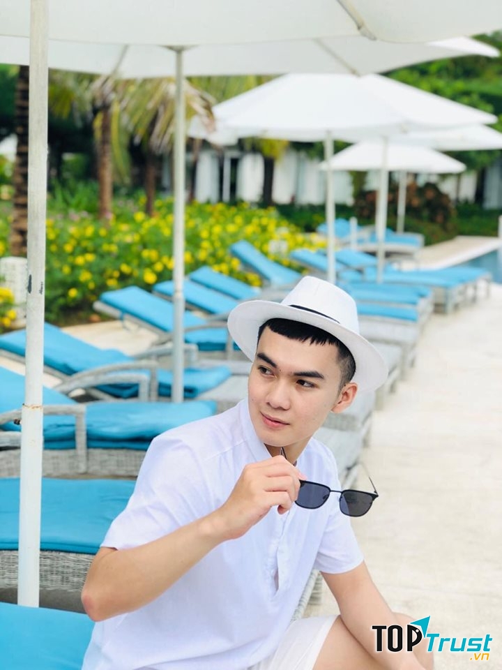 Shop có áo ba lỗ, áo thun form rộng, quần sort và có cả quần đi biển