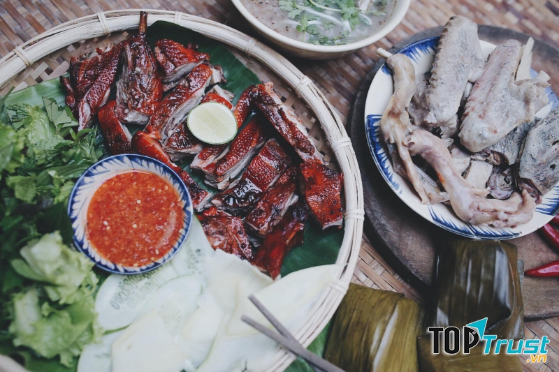 Quán Hùng Vịt cầu Dứa được rất nhiều người lựa chọn không chỉ bởi chất lượng món ăn mà còn do thái độ phục vụ chuyên nghiệp của quán.