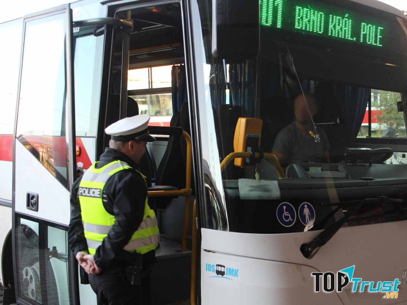 Cảnh sát kiểm tra nồng độ cồn với tài xế lái xe công cộng tại Hungary