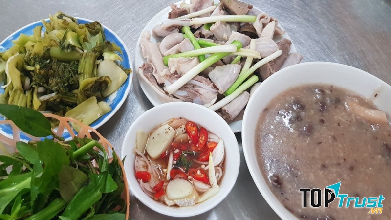 Cháo ở đây được lòng thực khách bởi lòng được chế biến rất khéo, không hề bị dai, không quá đắng mà lại giòn ngon.