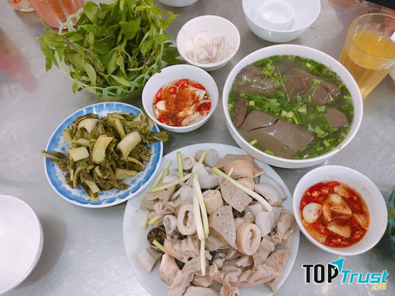 Quán Hướng Đạo có món ăn đầy đặn, thơm ngon nhưng mức giá lại khá bình dân nên rất đông khách.