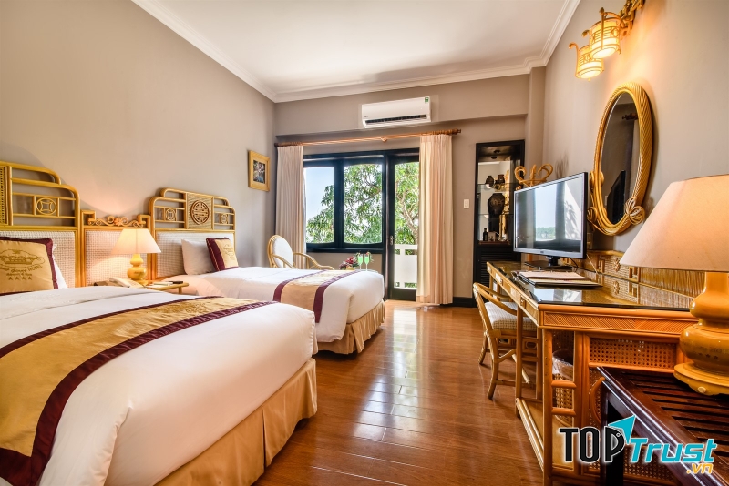 với kiến trúc có sự kết hợp hài hòa giữa hiện đại và truyền thống cùng với đó là khung cảnh xanh tươi của cây cỏ vùng nhiệt đới.