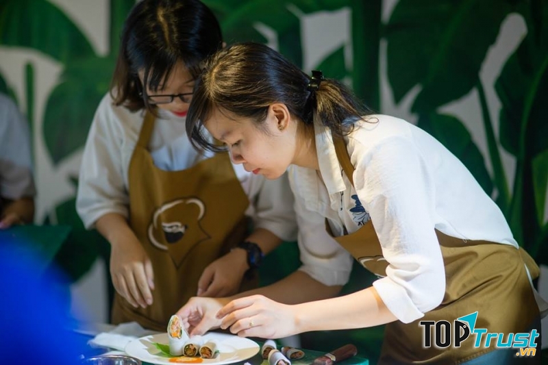 Lớp học nấu ăn của Hướng Nghiệp Á Âu