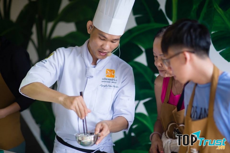 Lớp học nấu ăn của Hướng Nghiệp Á Âu