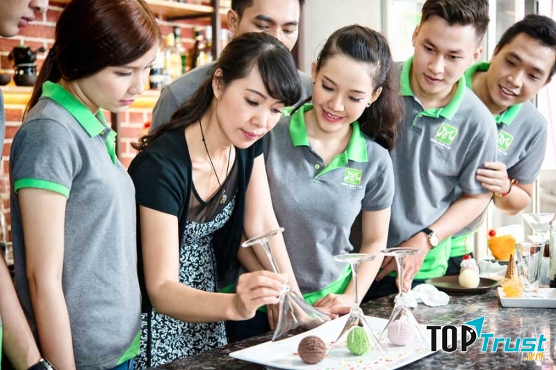 Giảng viên dạy làm kem