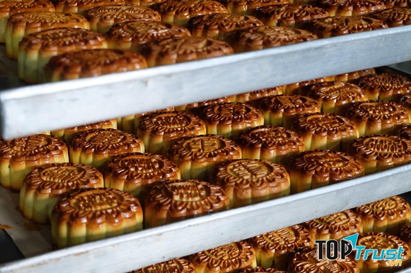 Sản phẩm bánh Trung thu Handmade Huong Phuc đang trong quá trình hoàn thiện thành phẩm