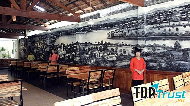 Không gian ở Hương Quê Quán rộng cho bạn đi chục người có thể ngồi thoải mái