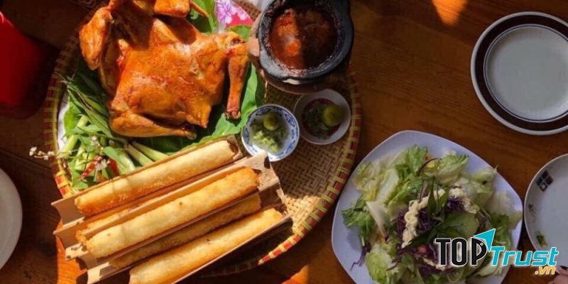 Điểm độc đáo nhất của quán là cơm lam