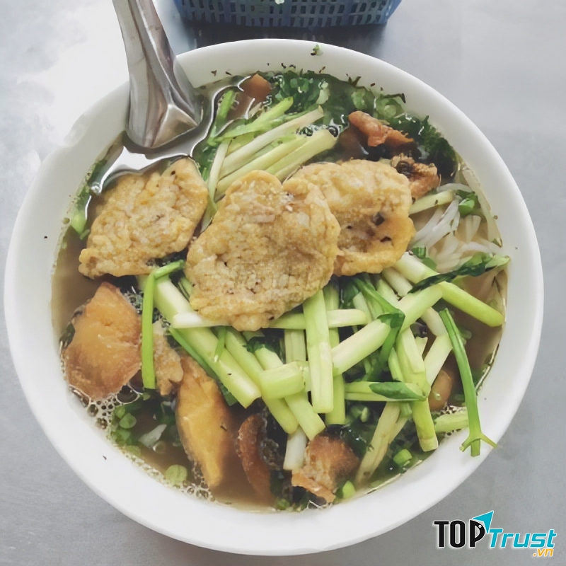 Bát bún cá đầy đặn với nhiều chả cá, cá chiên