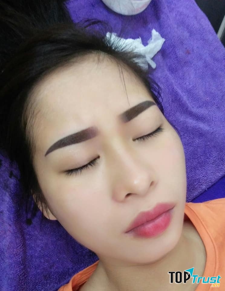 Hương Thảo phun xăm