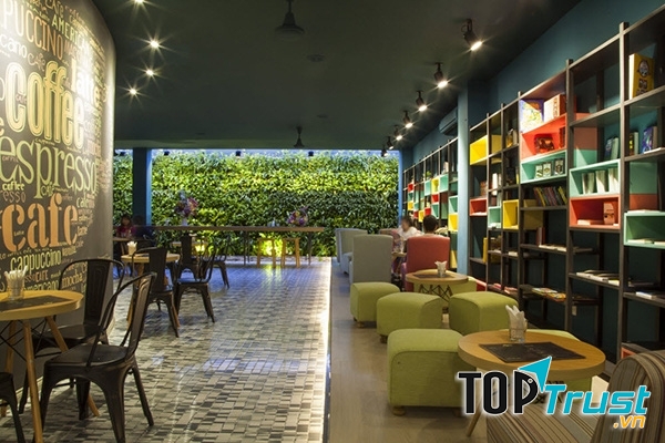 Huy Hoàng Bookstore Cafe