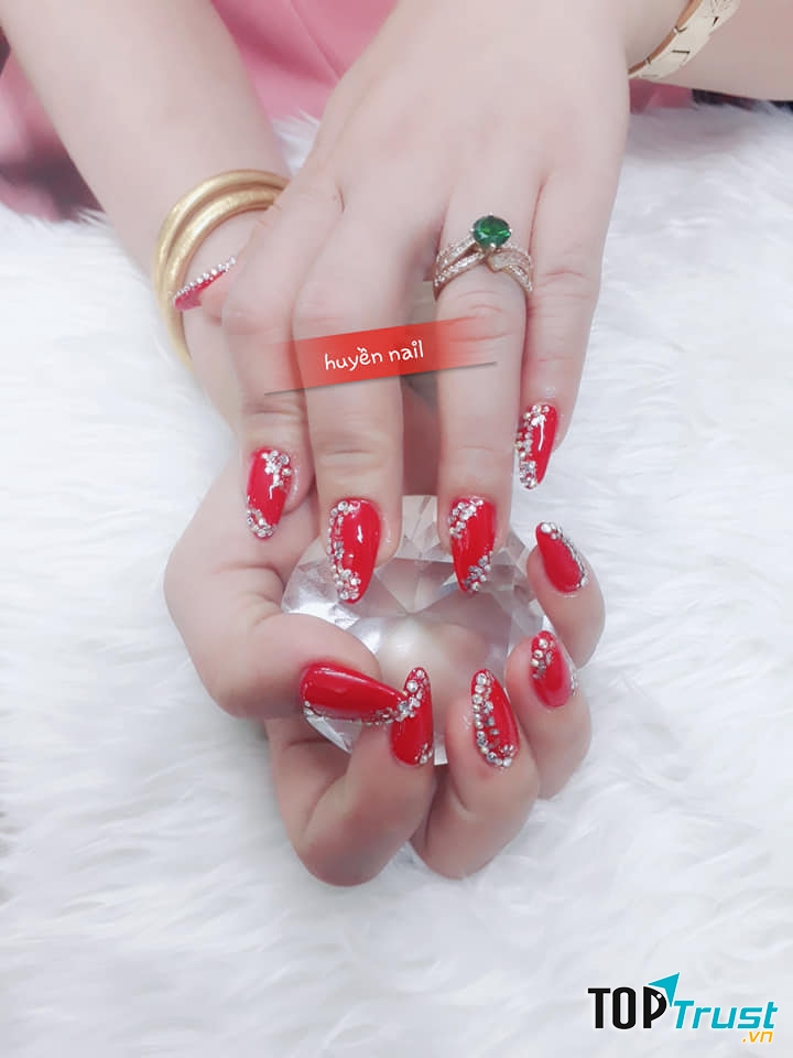Huyền Nail lại tạo nên điểm ấn tượng cho riêng mình bởi các mẫu móng với họa tiết đầy độc đáo, từ những mẫu đơn giản, trang nhã đến những mẫu cầu kỳ, lộng lẫy.