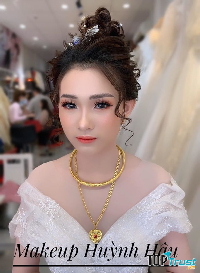 Huỳnh Hậu Makeup Artist
