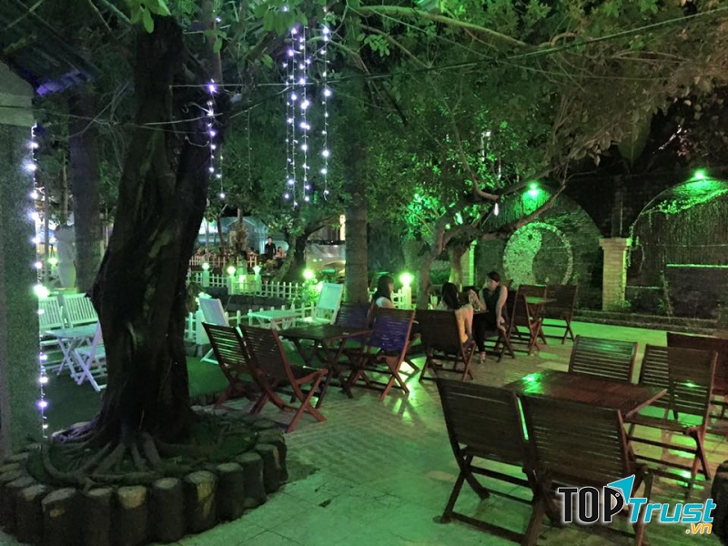  Huỳnh Hương Cafe Là quán cà phê Cà Mau nổi tiếng bậc nhất nhưng phục vụ đồ uống với mức giá bình dân