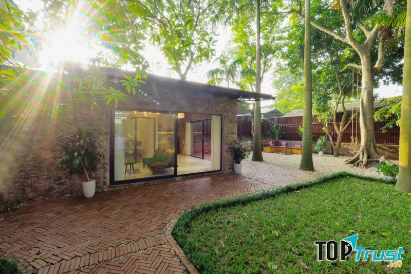 Không gian vườn rộng, đủ để tổ chức một bữa tiệc BBQ nhỏ.