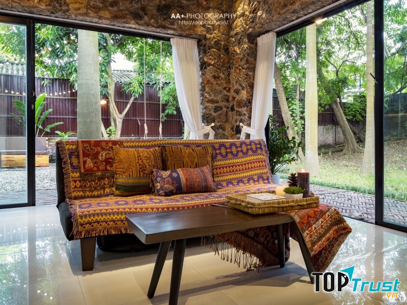 Họa tiết thổ cẩm có mặt ở khắp nơi trong nhà