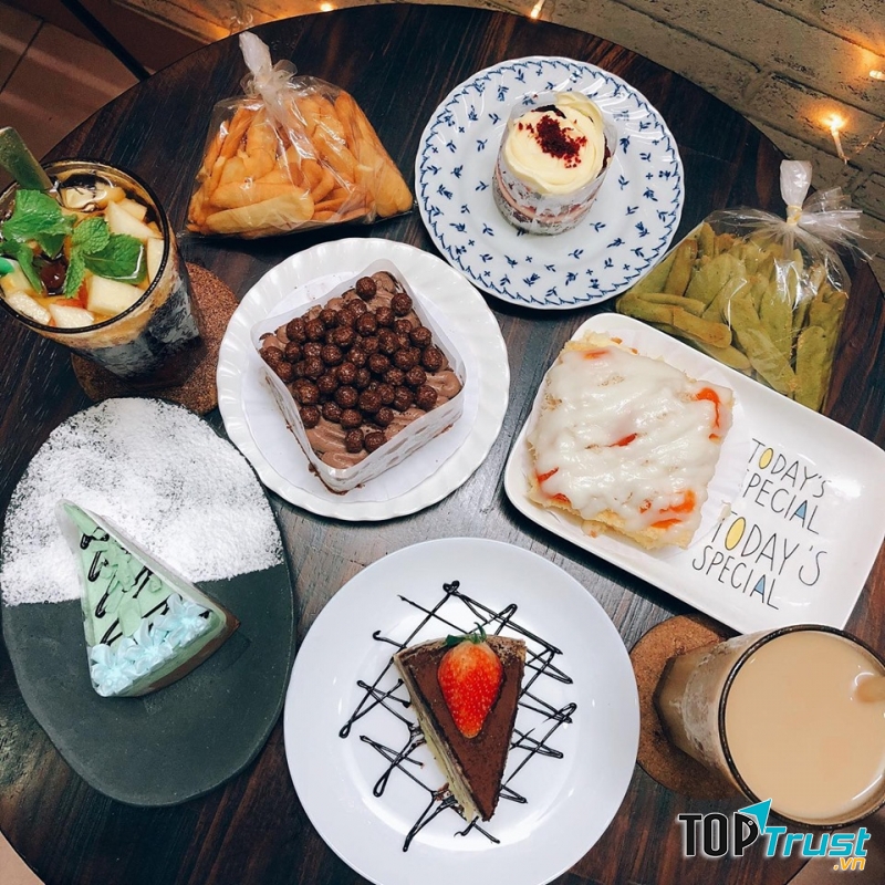 Cửa hàng có nhiều loại bánh đa dạng, view đẹp