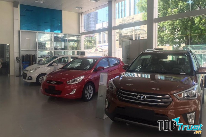 Phòng trưng bày xe của showroom Hyundai Lê Văn Lượng