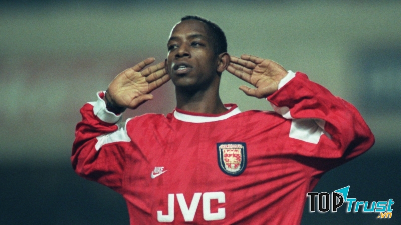 Ian Wright ăn mừng bàn thắng trong trận đấu với Newcastle United