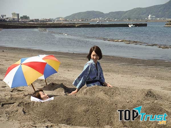 Ibusuki Onsen thu hút rất nhiều phụ nữ đến đây bởi bãi cát nóng có tác dụng đẹp da