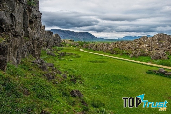 Sống núi giữa Đại Tây Dương của Iceland