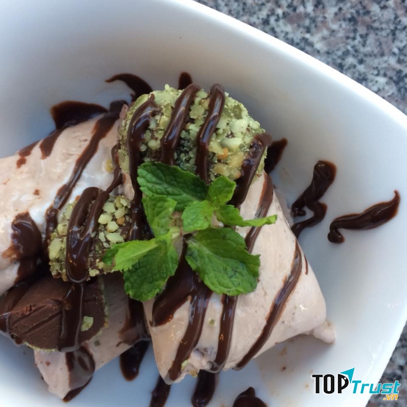 Quán ngoài bán kem cuộn thì còn phục vụ kem que các loại