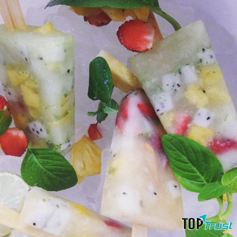 Menu đa dạng với nhiều vị kem, nhiều loại topping phong phú tha hồ cho bạn lựa chọn