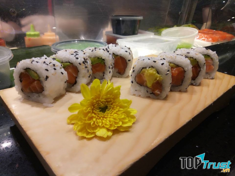 Món sushi hấp dẫn tại nhà hàng