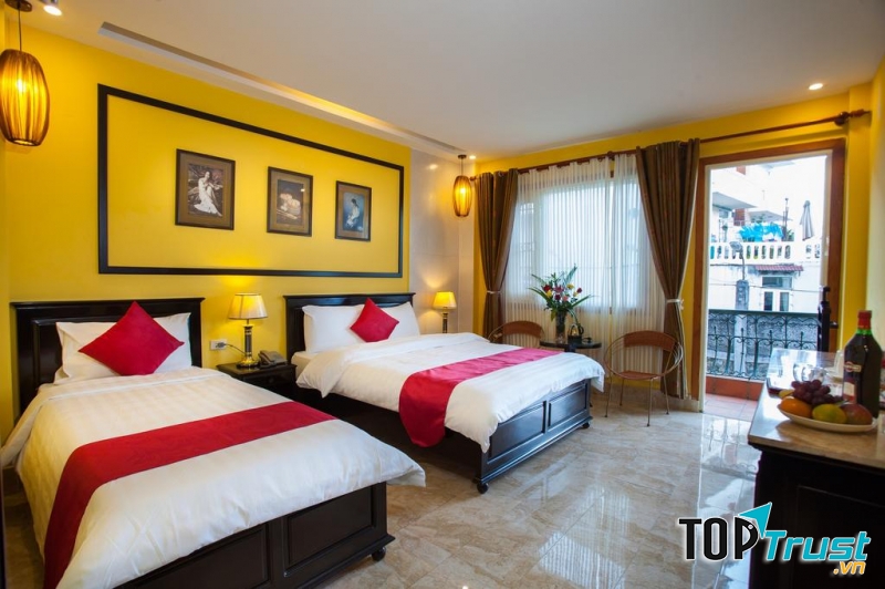 Không gian phòng ngủ khách sạn với tong màu vàng chủ đạo được thiết kế giản dị, nhưng vẫn rất đẹp mắt.