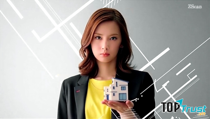 Nữ diễn viên xinh đẹp Kitagawa Keiko  trong vai cô gái bán nhà lạnh lùng, kỳ quái
