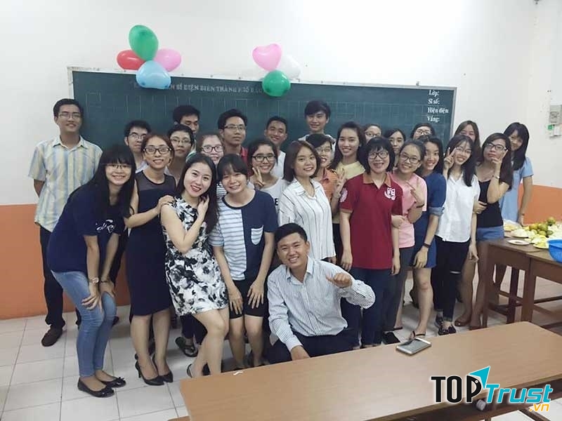 Lớp luyện IELTS của cô giáo 9X Tố Linh