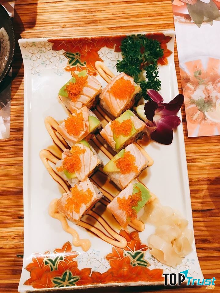 Món sushi hấp dẫn tại nhà hàng